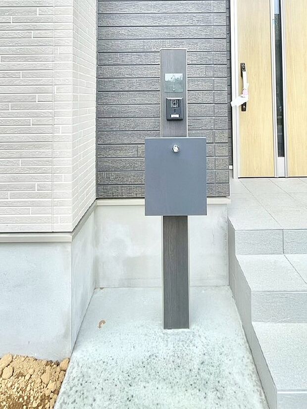 シンプルデザインのポスト。