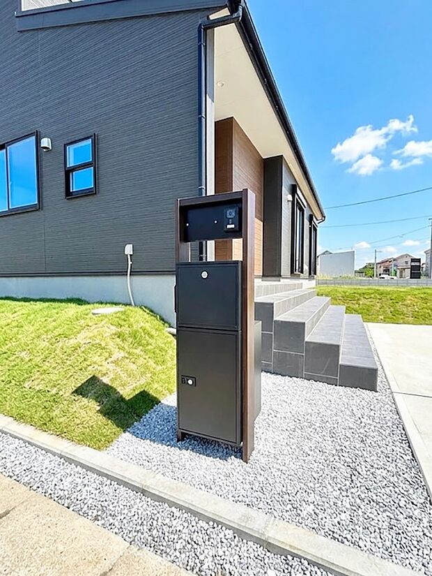 表札・インターホン・ポスト・宅配ＢＯＸをひとつに集約。エントランスになじむシンプルデザイン。