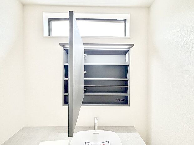 三面鏡の裏に、化粧品や衛生用品などを収納可能。洗面台をすっきりと保ちます!
