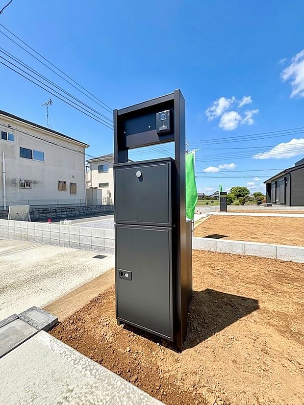 表札・インターホン・ポスト・宅配BOXをひとつに集約。エントランスになじむシンプルデザイン。