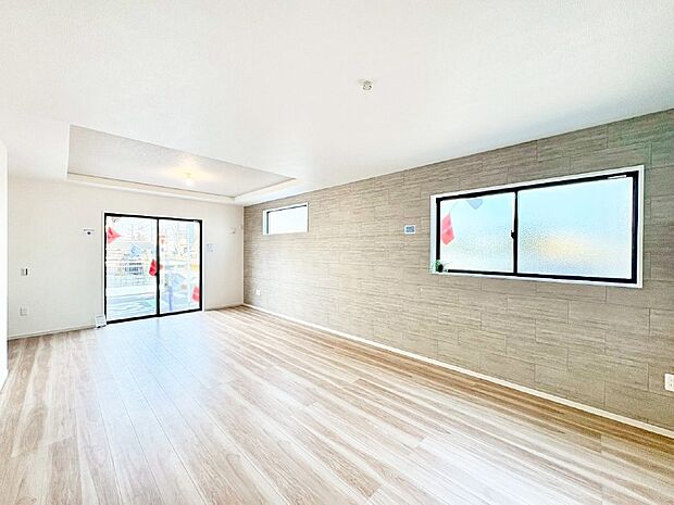 大きな窓からたっぷりの陽光と風を感じられるリビング