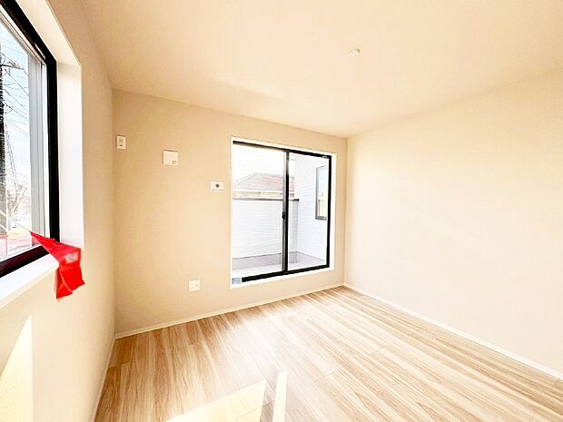 バルコニーが開放感をプラスしてくれる洋室