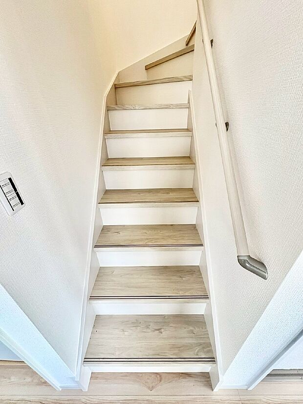 階段は手すり付きなので小さなお子さまやご高齢の方も安心です