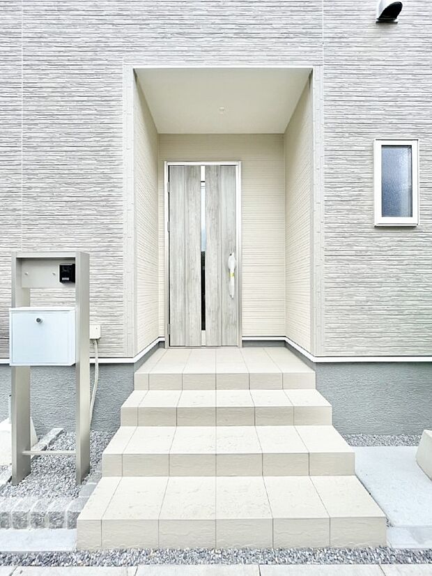 大切な家族、来客を出迎える玄関。