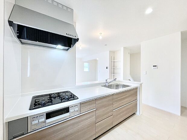 リビングで遊ぶお子様を見守りながらお料理ができる対面キッチン。  