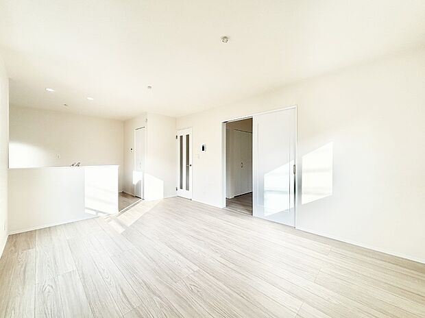 ナチュラルテイストの優しく柔らかい色使いのフローリングが素敵なリビングですね。