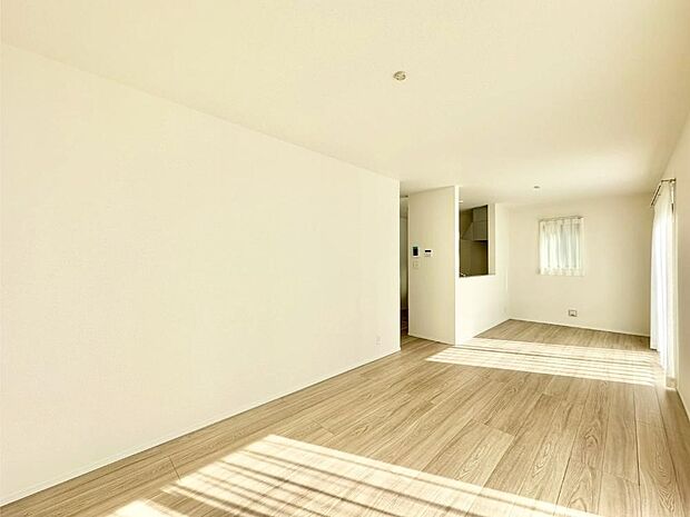 ご家族の賑やかな話し声で包まれる明るいリビング