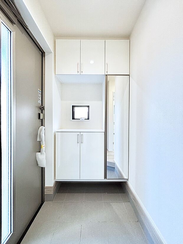 ミラー付きシューズボックスはお出かけ前の身だしなみチェックに便利