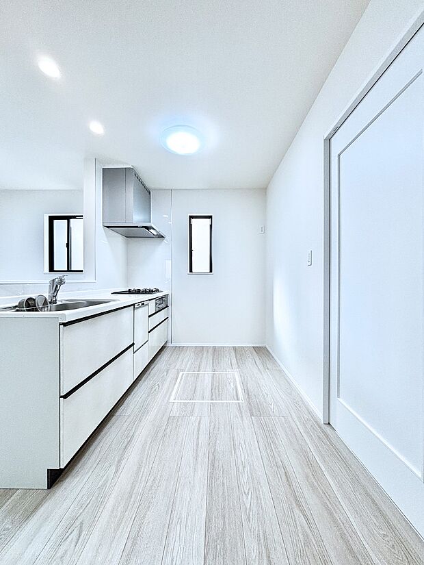 爽やかな風が通り抜けるキッチン。窓があるので明るく換気にも役立ちます。