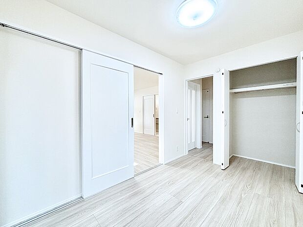 リビング横の洋室は引き戸を開ければリビングと一体に。閉じれば独立した洋室に。