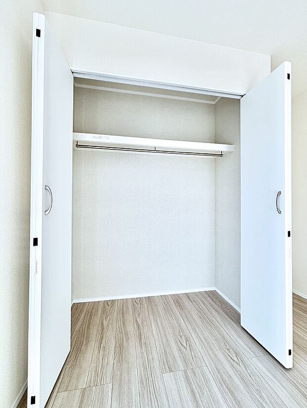 洋室のクローゼット。奥行きがあるので厚手の衣類もすっきり収まります。