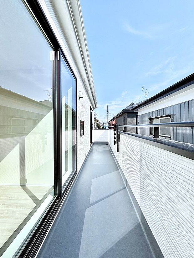 南向きのバルコニー!ご家族の洗濯物はもちろん、お布団もたっぷり干せます!