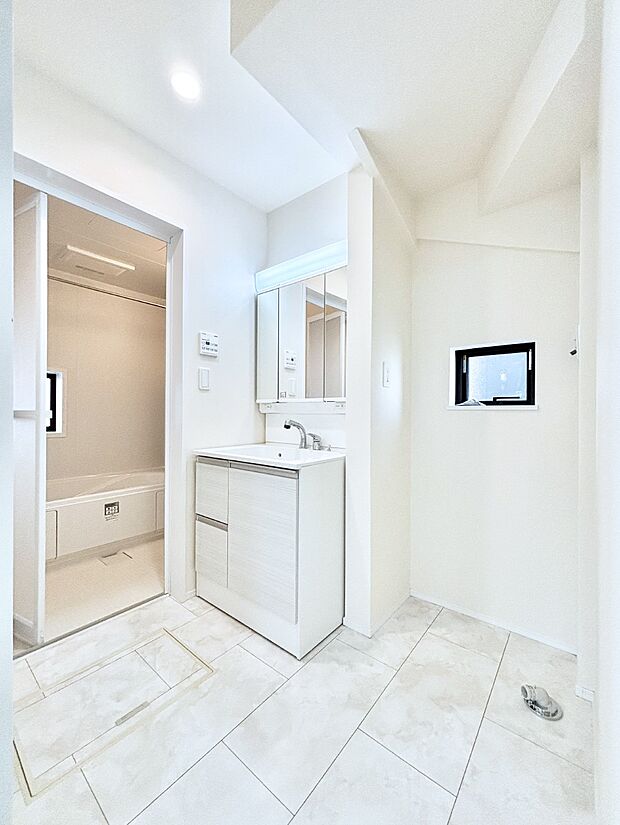 小窓がついているので湿気の多い場所でも換気が十分行えます。毎日の身支度を気持ち良く!