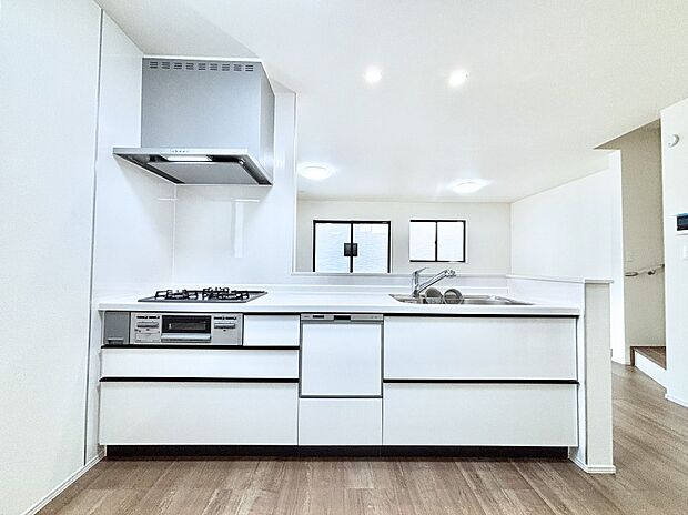 リビングを見渡せる人気のカウンターキッチン。 家族を見守りながら家事をすることができます。