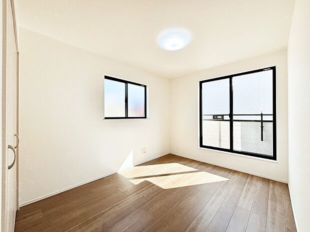 バルコニーが開放感をプラスしてくれる洋室