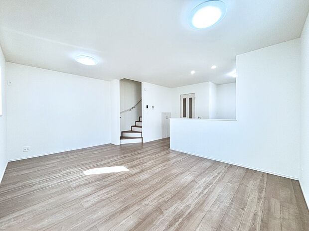 ナチュラルテイストの優しく柔らかい色使いのフローリングが素敵なリビングですね。