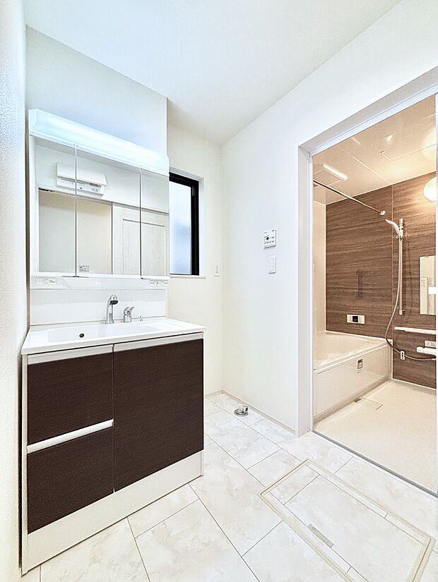 小窓がついているので湿気の多い場所でも換気が十分行えます。毎日の身支度を気持ち良く！