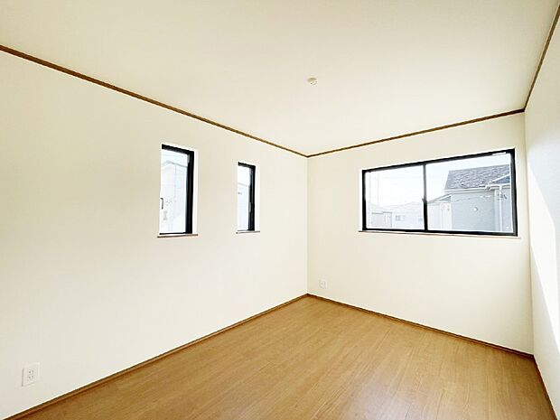 窓からのやさしい光が心地よいプライベートルーム