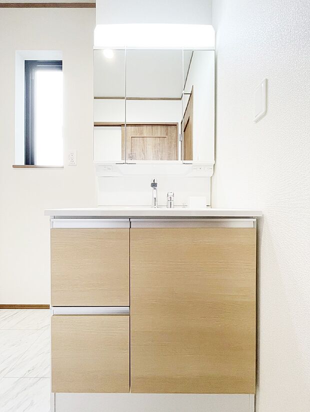 収納力と機能性に優れた洗面化粧台