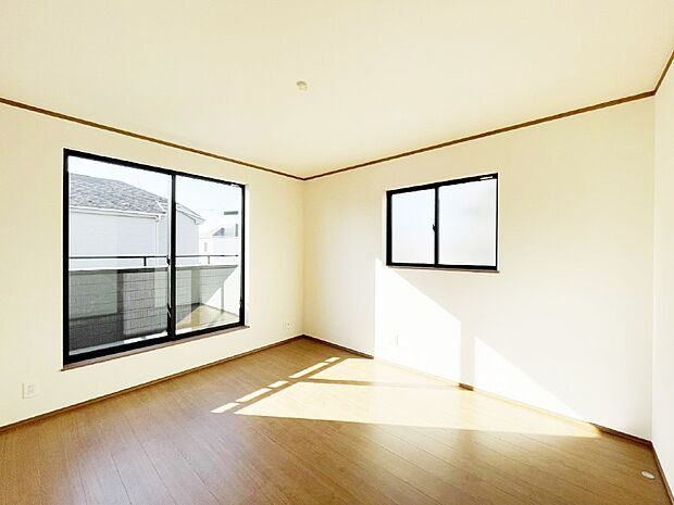 バルコニーが開放感をプラスしてくれる洋室