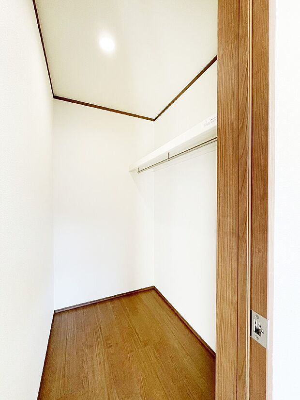 ウォークインクローゼットの活用で生活空間スッキリ