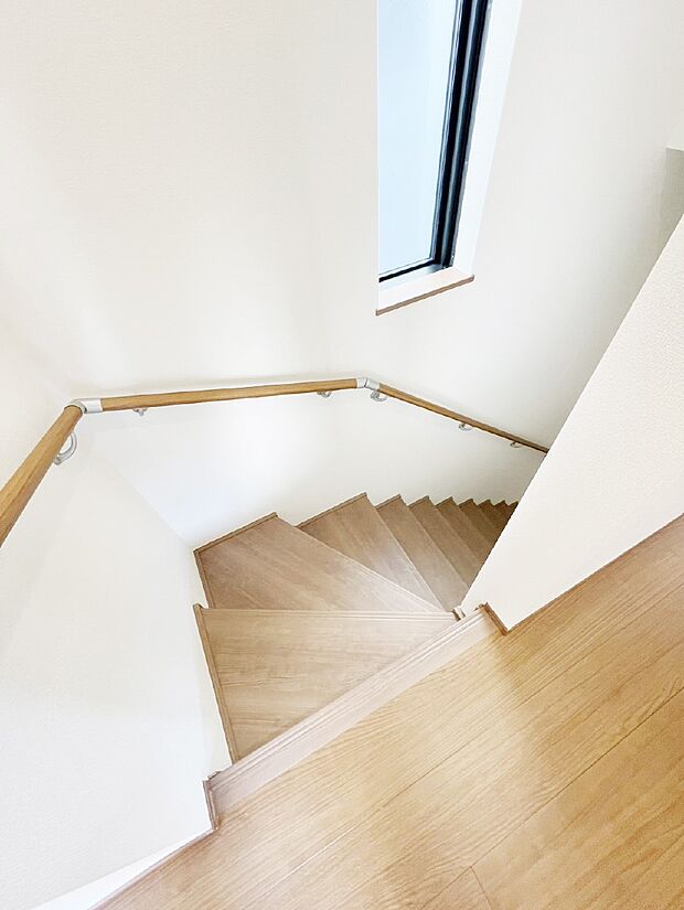 階段は手すり付きなので小さなお子さまやご高齢の方も安心です