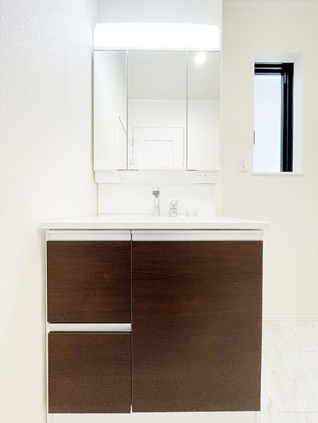 収納力と機能性に優れた洗面化粧台