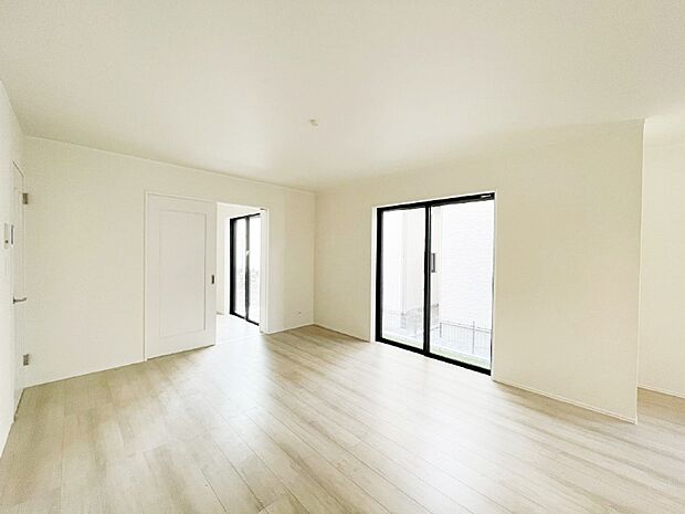 大きな窓からたっぷりの陽光と風を感じられるリビング