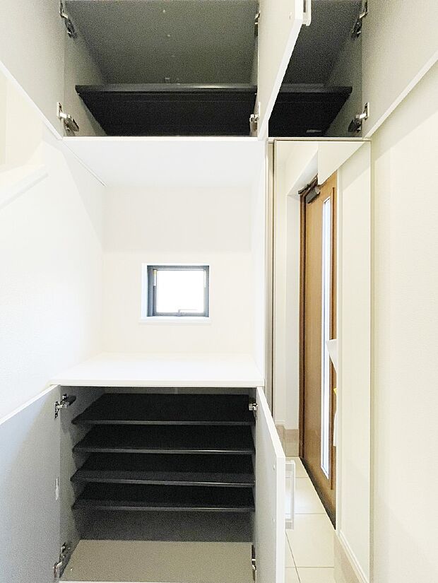 収納力ある下駄箱の活用で玄関廻りはいつでもスッキリ