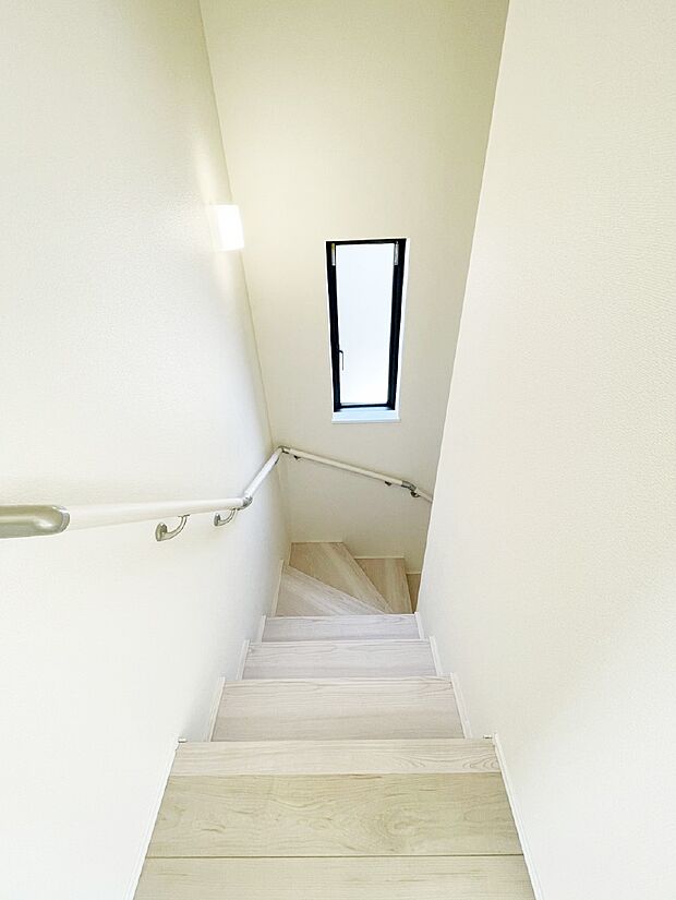 階段は手すり付きなので小さなお子さまやご高齢の方も安心です