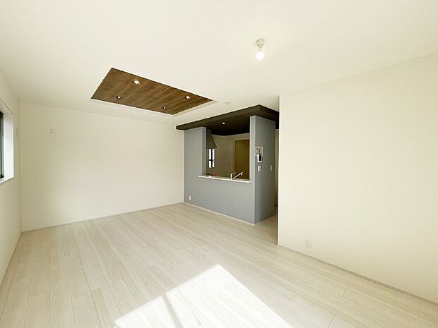 ご家族の賑やかな話し声で包まれる明るいリビング