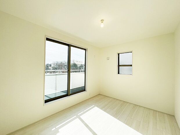 バルコニーが開放感をプラスしてくれる洋室