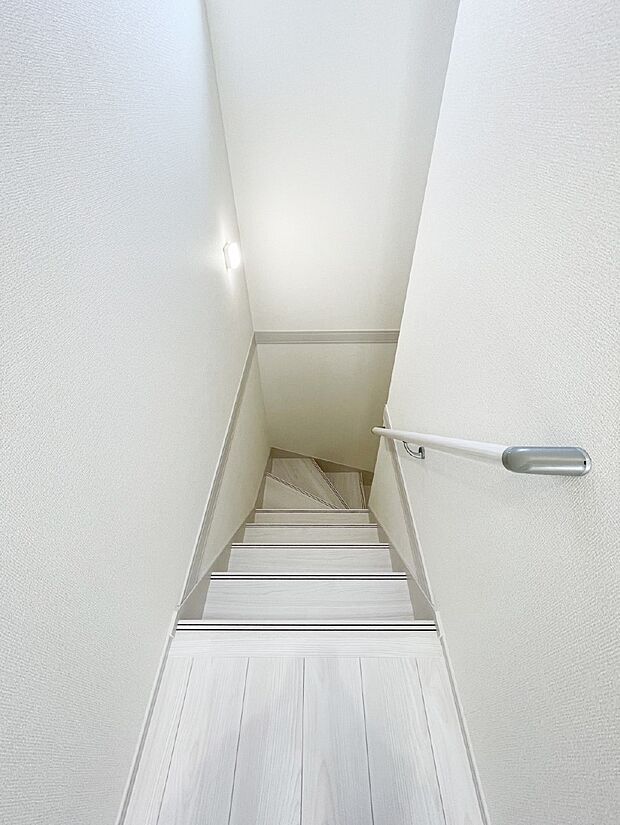 階段は手すり付きなので小さなお子さまやご高齢の方も安心です