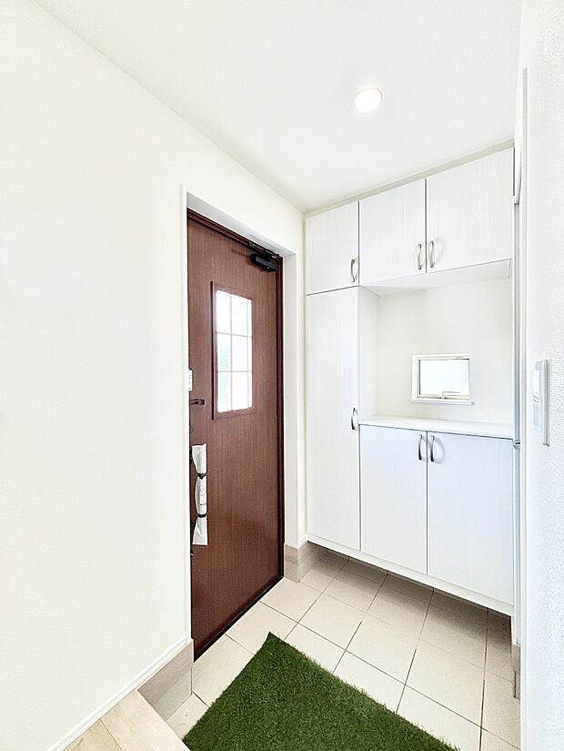 明るい玄関はお客様をお出迎えするのにぴったりです!