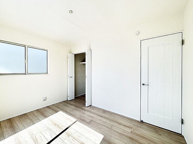 使いやすい形でベットや家具の置き方にも困ることもありません。