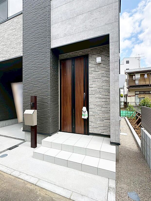 大切な家族、来客を出迎える玄関。