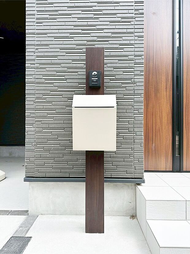 シンプルなデザインのポスト