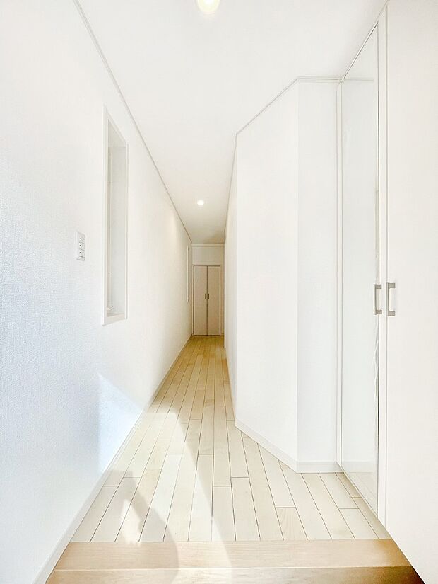 ミラー付きシューズボックスはお出かけ前の身だしなみチェックに便利