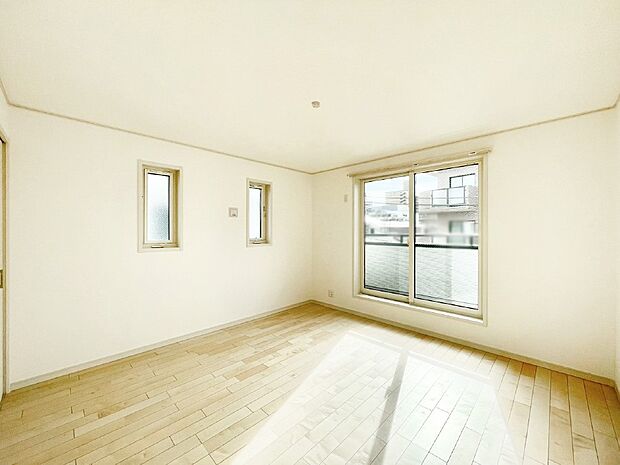 明るいバルコニーサイドに洋室を設置。目覚めの良い寝室に