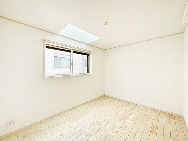 トップライト付の洋室。自然の光を取り入れて、日中のほとんどを明るく過ごせます。  