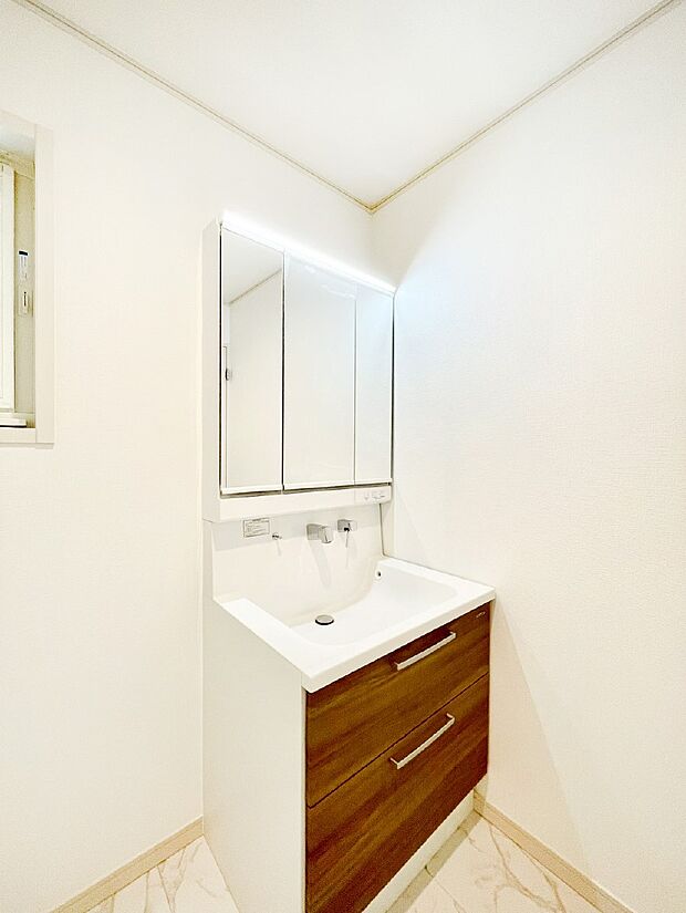 清潔感溢れるホワイトカラーを基調とした洗面室