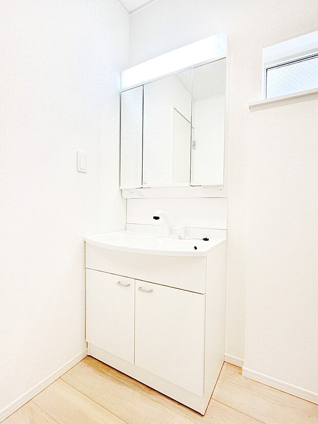 三面鏡キャビネット・シャワー付き洗面化粧台で忙しい朝の身支度もスムーズに!