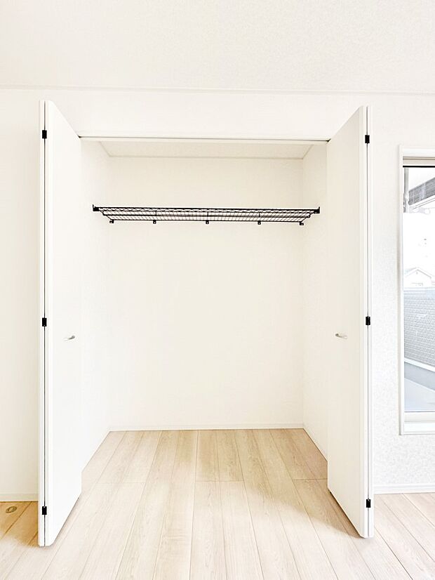 毎日着る衣類や荷物などの収納に便利なクローゼット付きです。