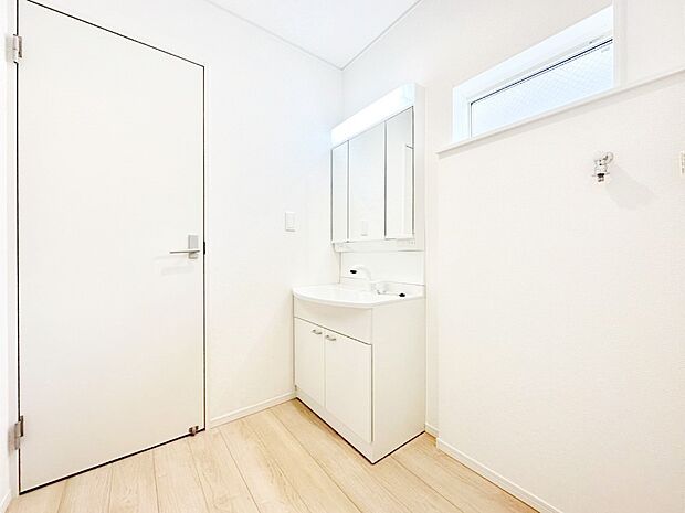 柔らかな朝の光を感じられる窓がついたランドリースペース