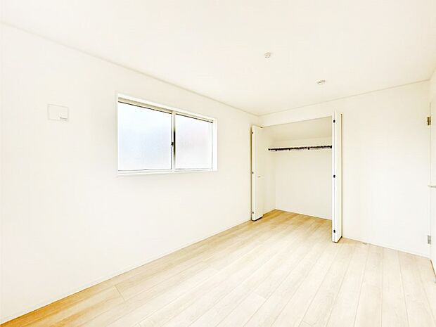 お子さまのお部屋としても!衣類の整理整頓に便利なクローゼット付きの洋室。