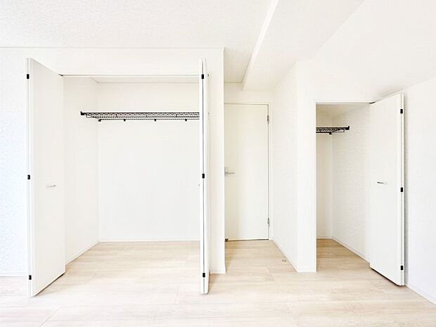 毎日着る衣類や荷物などの収納に便利なクローゼット付きです。