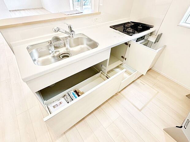 収納スペースもたっぷり!広々とした作業スペースで家事もラクラク!