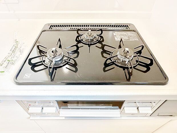 ガスコンロはSiセンサー搭載。火力調節や焦げ付き・消し忘れも防いでくれます。