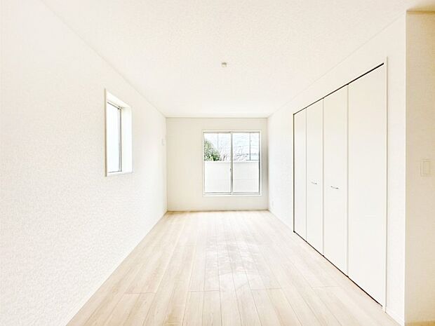 バルコニーから入り込む陽光がお部屋全体を優しく包み込みます!