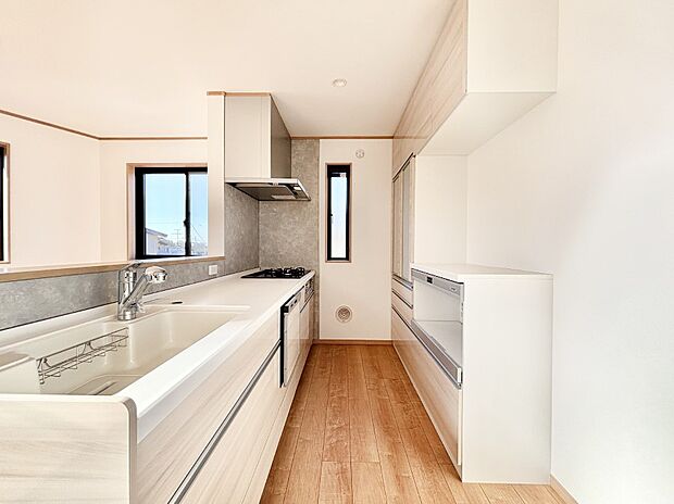 キッチンとお揃いのカップボード。全体に統一感ある仕上がりになっています。